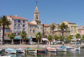 Beau studio centre ville sanary allows 18 year olds to book a room