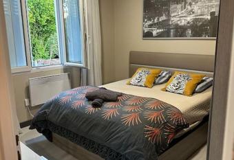 Paris Guesthouse 3 allows 18 year olds to book a room