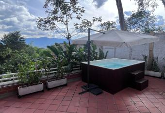 El poblado/Elegante/Confortable/AC/Jacuzzi/Billar has rooms with a private hot tub