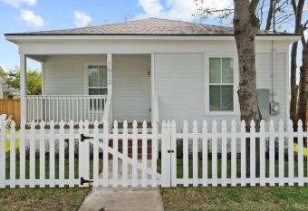 The White House on Burnett - Close to Everything allows 18 year olds to book a room