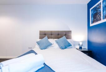 2 Bed apartment with balcony private parking near Etihad Stadium, COOP Live has Balcony rooms