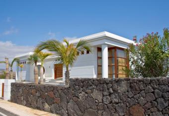 Villa Oasis has Balcony rooms