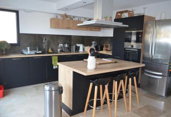 Logement ind  pendant 100m2 avec jardin proche plages et port Carry allows 18 year olds to book a room