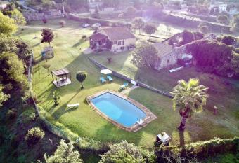 Casa con piscina cerca de la Costa Brava has Balcony rooms