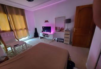 studio bien situ      ennasr2 has Balcony rooms