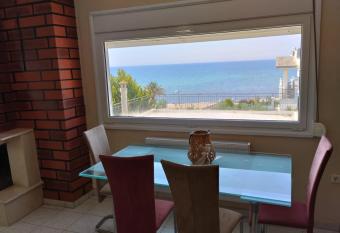 House by the sea in Nea Plagia has Balcony rooms