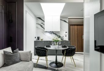 MS Hanza Tower Apartment 20 floor has rooms with a private hot tub