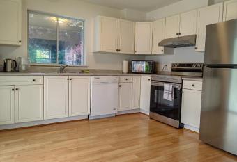 Cozy Harbor has rooms with a private hot tub