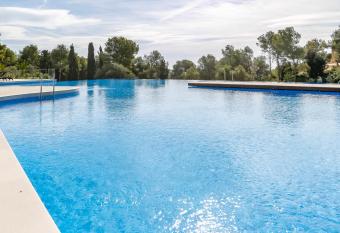 D  plex en Casa del Mar allows 18 year olds to book a room