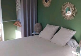 Studio ind  pendant au calme has Balcony rooms