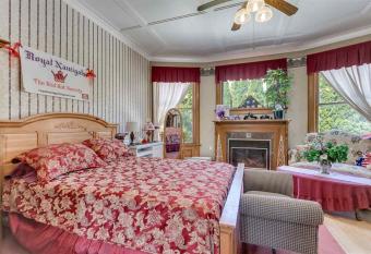 The Pembrooke Inn has Balcony rooms