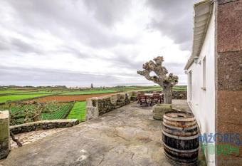 Casa dos Cal  os has rooms with a private hot tub