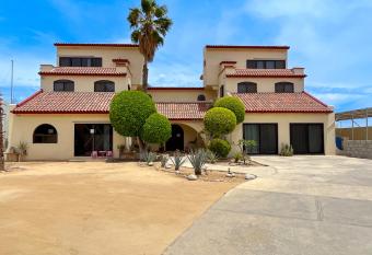 Hostal las Quintas has Balcony rooms