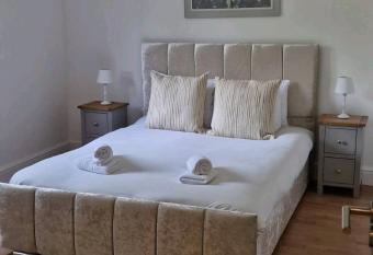 Fantastic Bungalow Large garden, accessible/parking has Balcony rooms