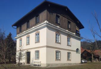 Apartment Charlie allows 18 year olds to book a room