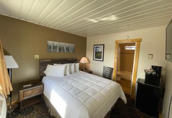 Estes Mountain Inn has rooms with a private hot tub