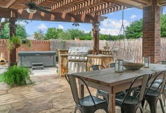 Big Estate W Movie Room, Hot Tub, Darts, Corn Hole has rooms with a private hot tub