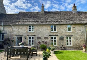 Newmans Cottage has Balcony rooms