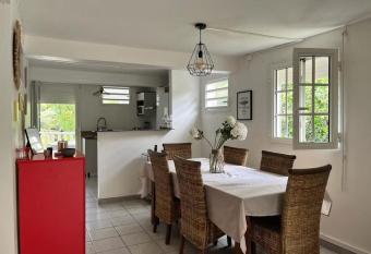 T 3 au centre de l   le avec spa has rooms with a private hot tub