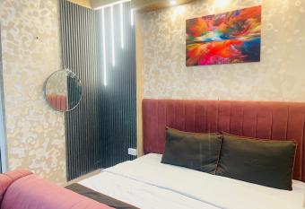 THE ROYAL STAY INN has Balcony rooms