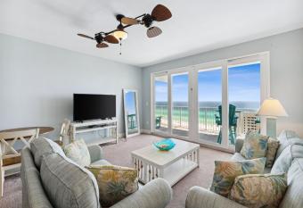 Laketown Wharf #1509 by Nautical Properties has rooms with a private hot tub