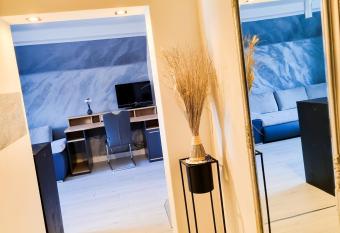 Da Vinci Appartement has rooms with a private hot tub