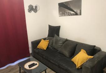 Coquet Studio PROCHE CENTRE allows 18 year olds to book a room