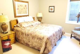 Elegant 2 King Bedroom Apt allows 18 year olds to book a room