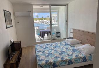 studio balcon tr  s belle vue marina allows 18 year olds to book a room