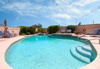 Luxurious Scottsdale Guesthouse by the Pool has Balcony rooms