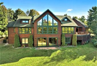 19 Person Private Lodge 2 min from Beach/Golf/Wine has rooms with a private hot tub