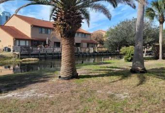 Gulf Highlands 230 Wsd has rooms with a private hot tub