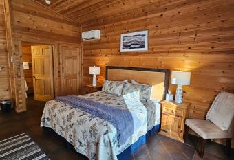 Honey Bear Haven Suite 3 has rooms with a private hot tub