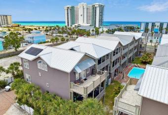 The Coastal Charm Beach/Pool House has rooms with a private hot tub