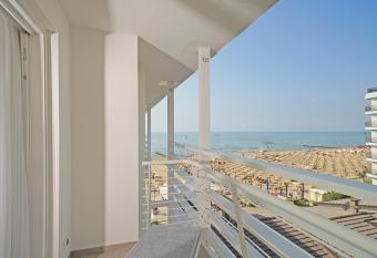 Hotel Strand a frontemare has rooms with a private hot tub