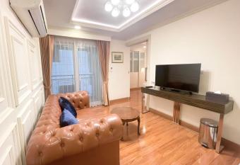 Syama Hana Executive Apartments Thonglor has rooms with a private hot tub