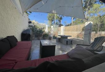 10 min des plages has Balcony rooms