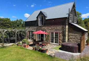 Little Burston has rooms with a private hot tub