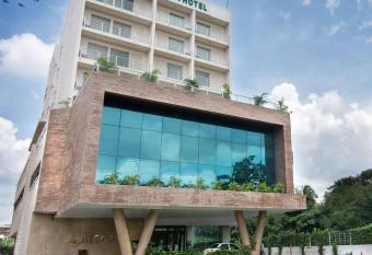 The Alcor Hotel allows 18 year olds to book a room