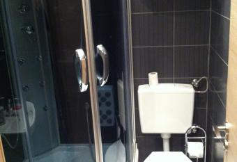 Apartment AB Batala has rooms with a private hot tub