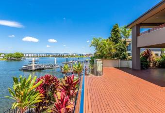 Luxury Waterfront Large house@Hope island has rooms with a private hot tub