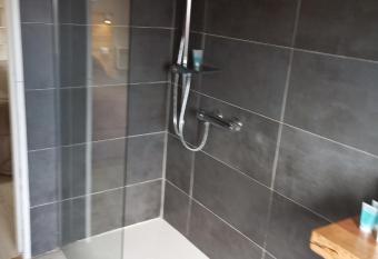 Balc  n de los rios has rooms with a private hot tub