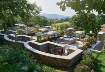 Relais Rossar Boutique Hotel Garda & Hills has rooms with a private hot tub