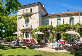 H  tel L Hermitage allows 18 year olds to book a room