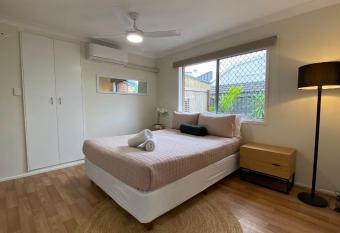Private Guesthouse - Pet friendly - Walk to Beach has Balcony rooms