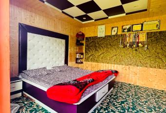 Sheen Homestay has rooms with a private hot tub