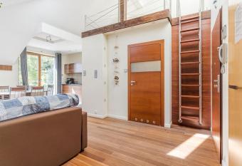 Central Apartments Gdansk&Jastrz  bia G  ra allows 18 year olds to book a room