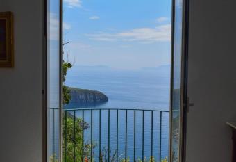 IL GIARDINO SELVATICO DI SUCCELLARIO - APARTMENTS allows 18 year olds to book a room