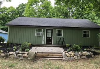 Secluded Property 15 Minutes from Torch Lake & Shanty Creek ! has Balcony rooms