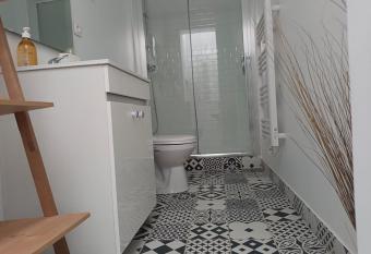 LE HAVRE DE PAIX allows 18 year olds to book a room